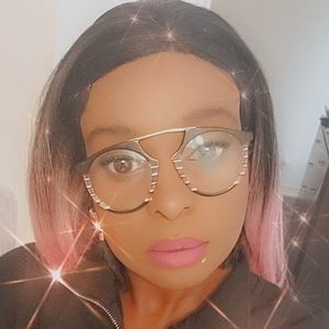 Meet your Posher, Sharrona